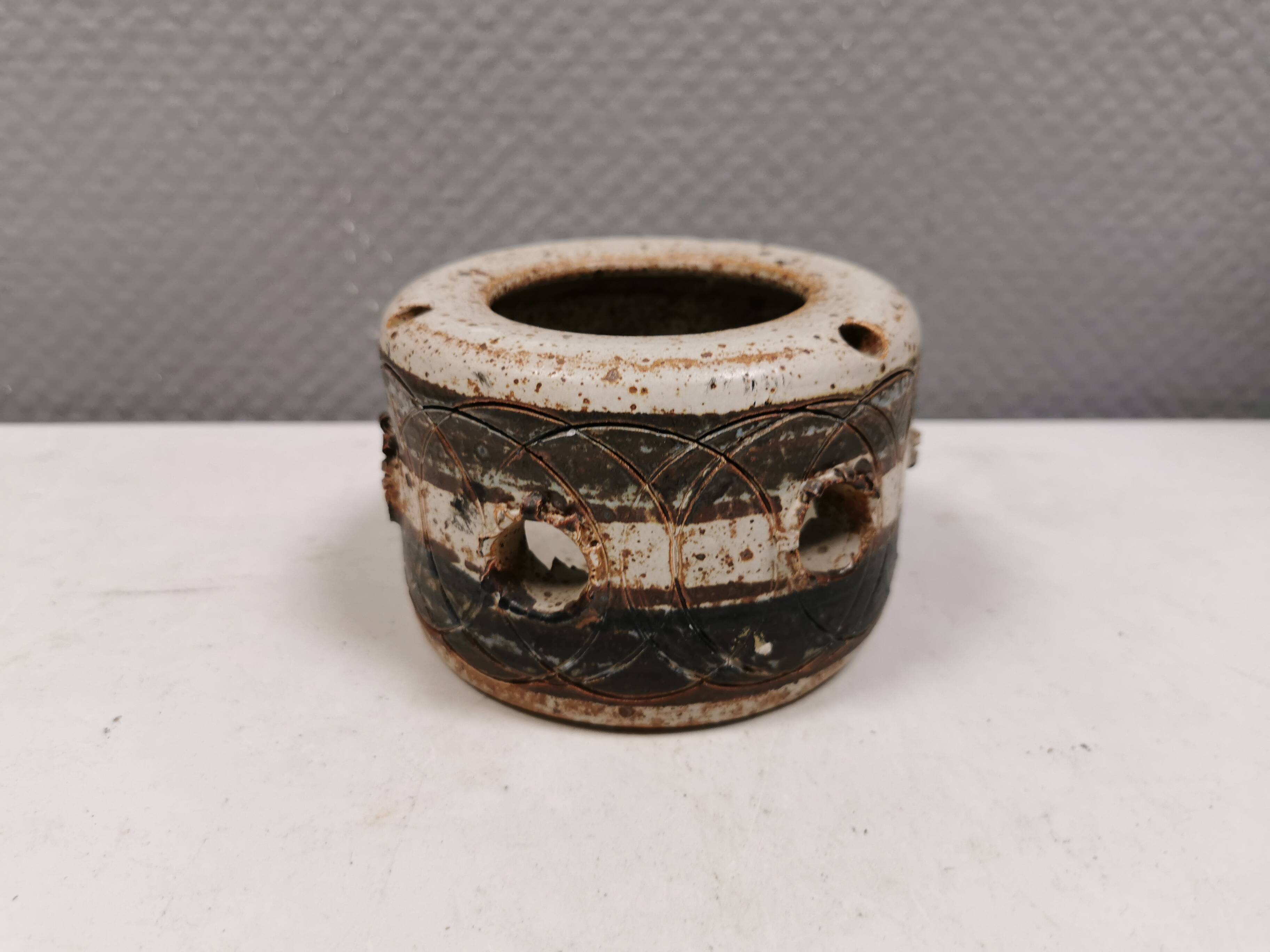 Beautiful ceramic candle holder for tealights.