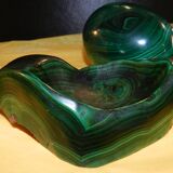 Egg and its malachite support
