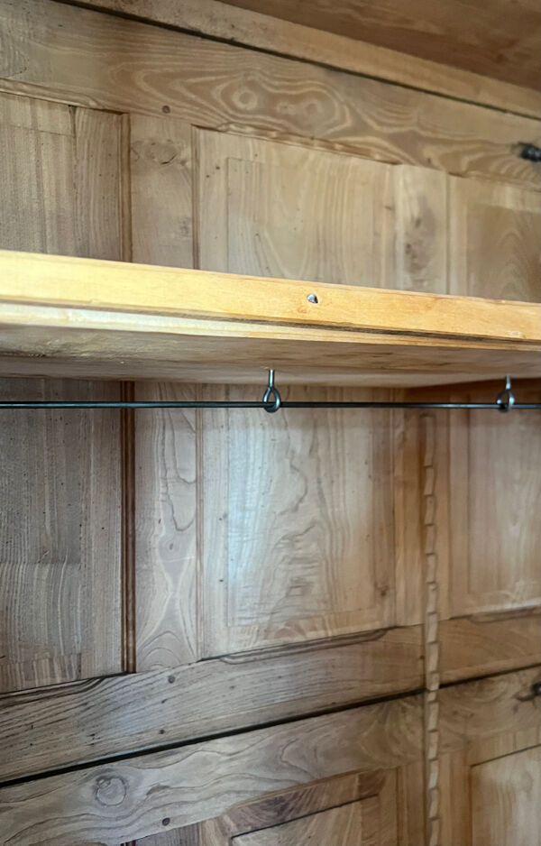Grande armoire ancienne en bois massif brut et cannage naturel