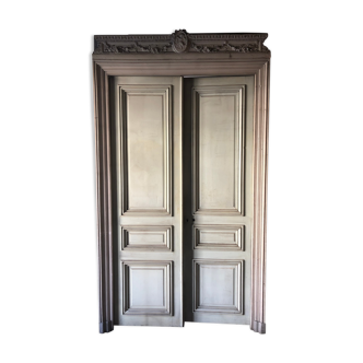 Double door haussmanian style with wood moldings