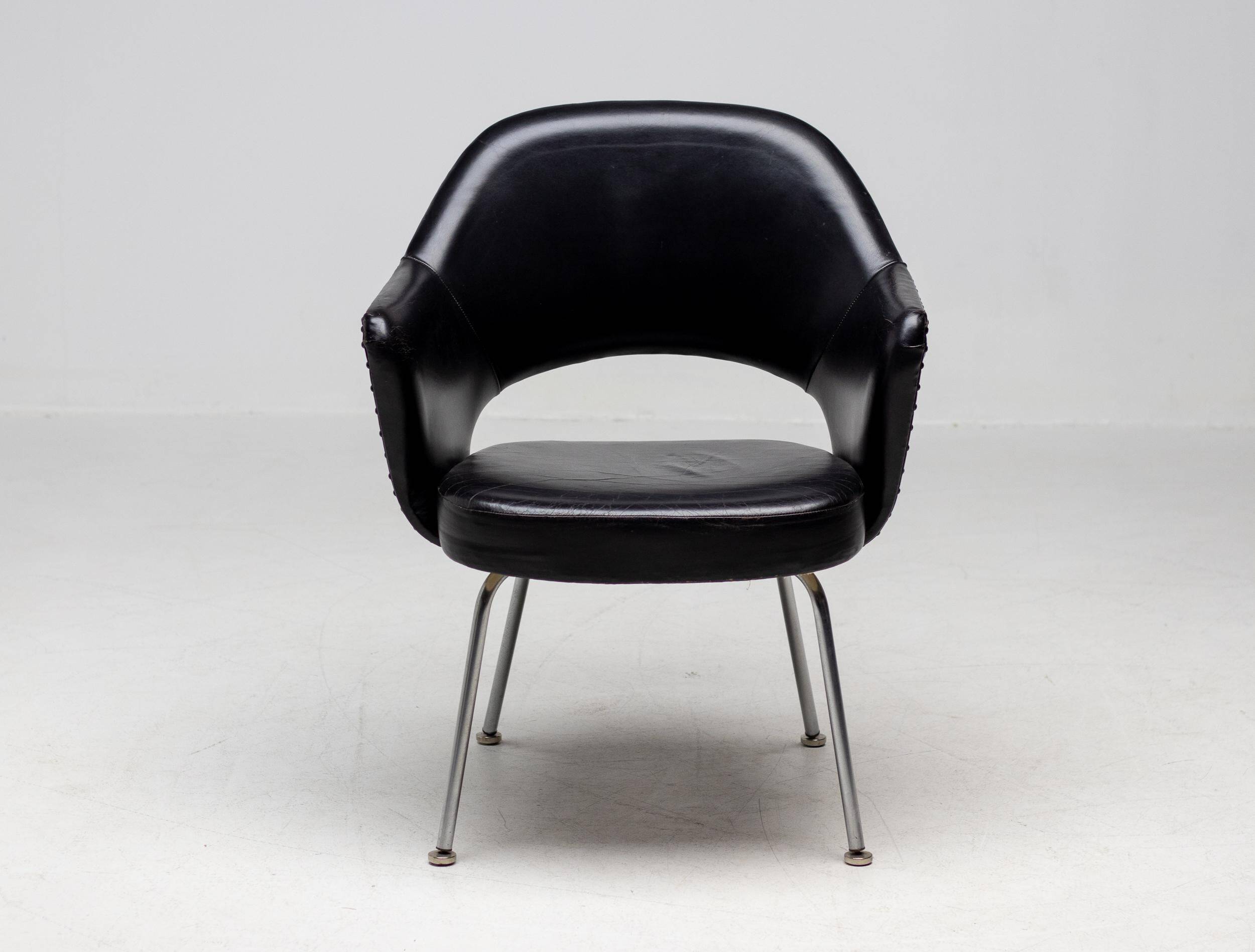 Set of 4 Saarinen executive chairs for Knoll in original black leather.