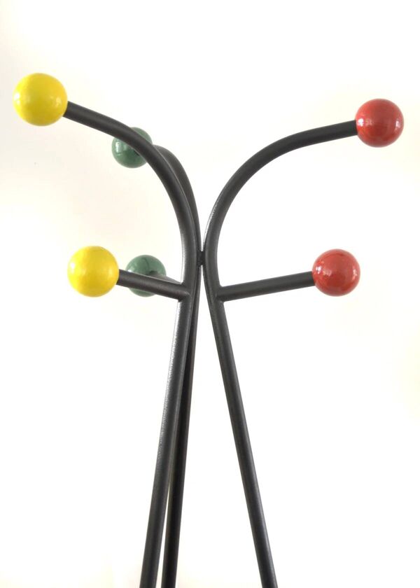 Grand porte-manteau coloré des années 50, autonome, par Roger Feraud.
