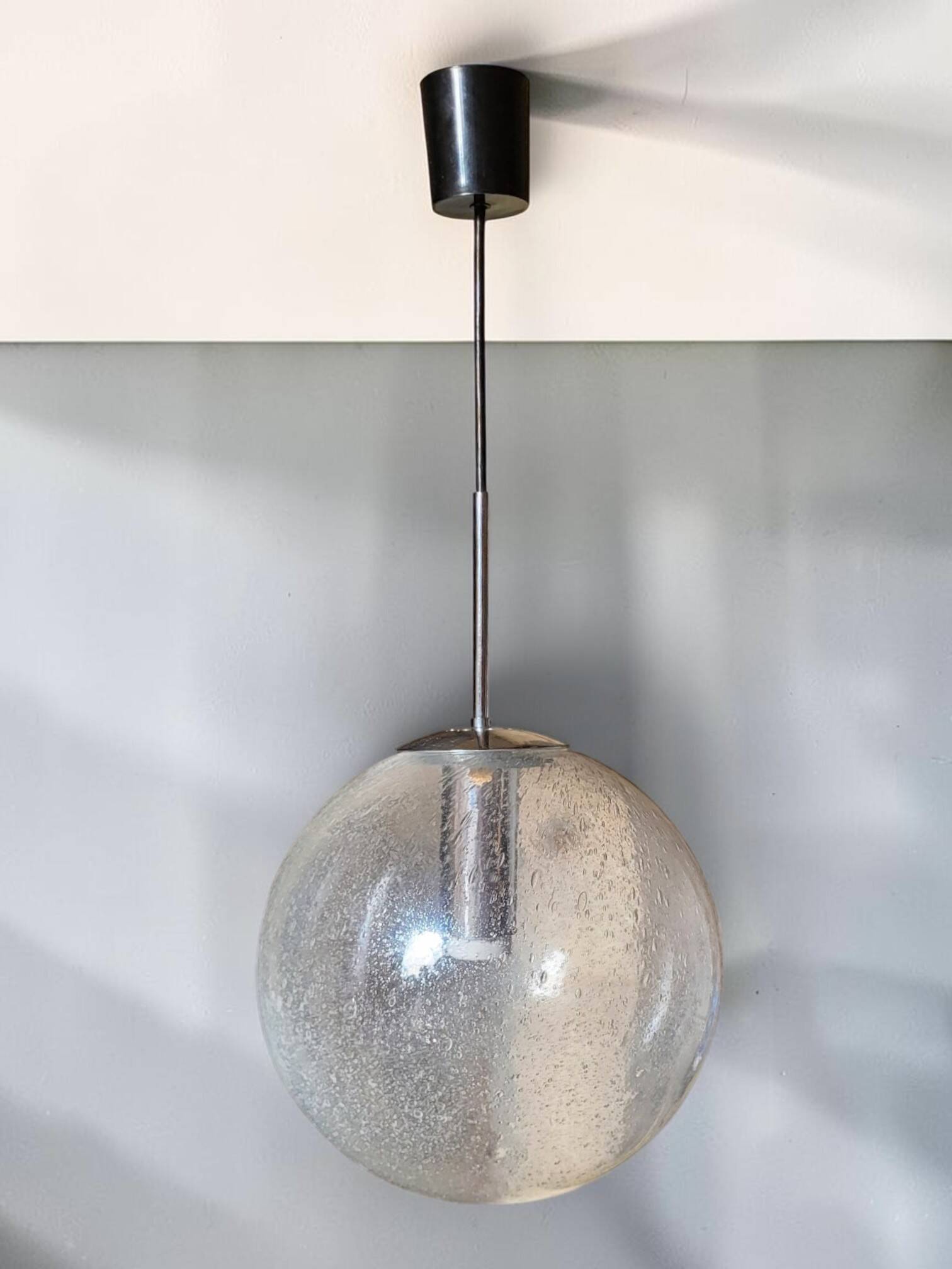 Suspension globe en verre soufflé bullé, monture chromée
