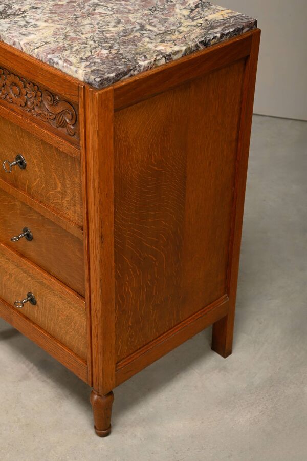 Paire de tables de nuit Art Nouveau / Art Déco en chêne et marbre, années 1930.