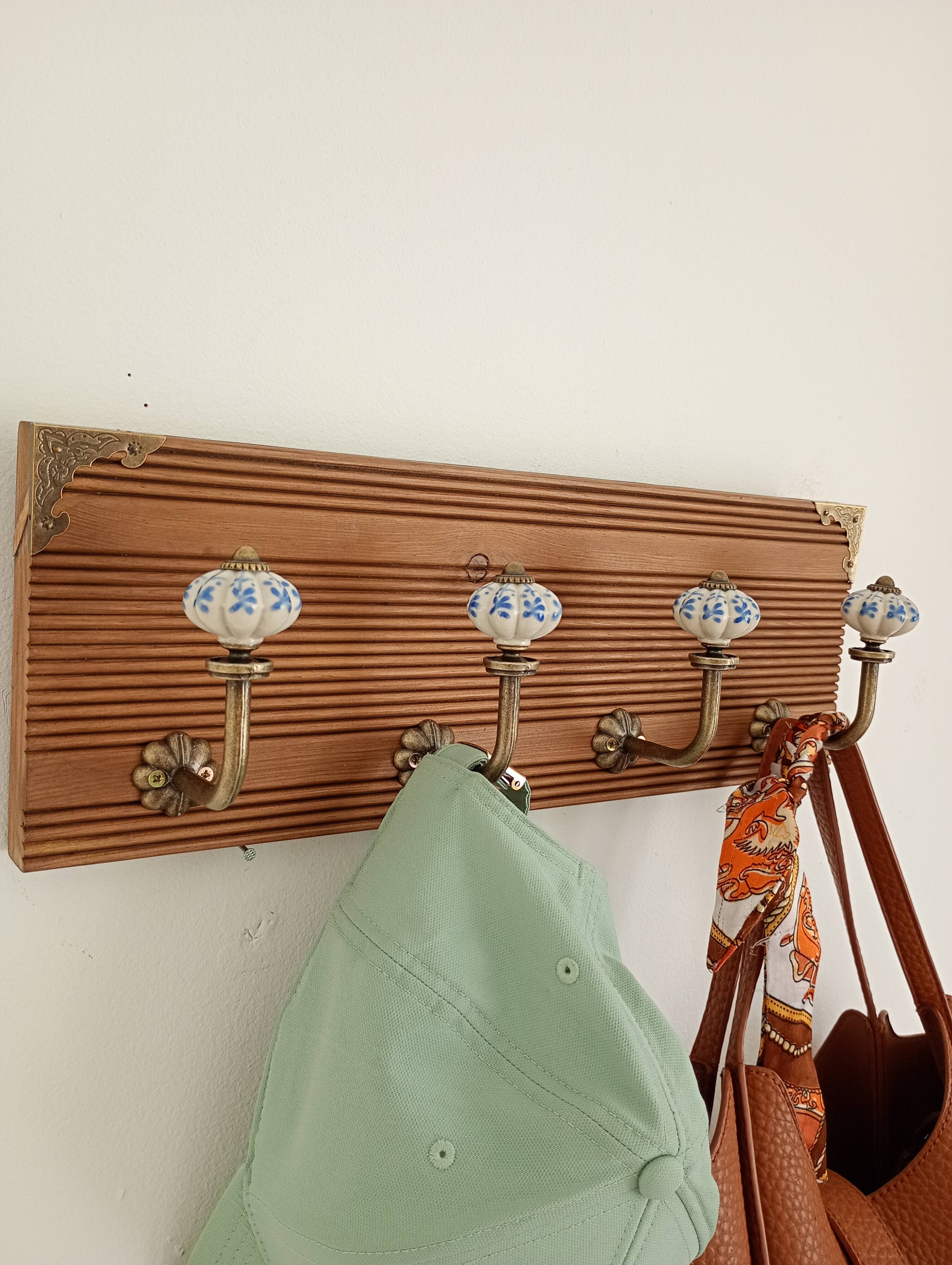 Wall-mounted coat rack with 4 ceramic hooks in blue and white, vintage style.