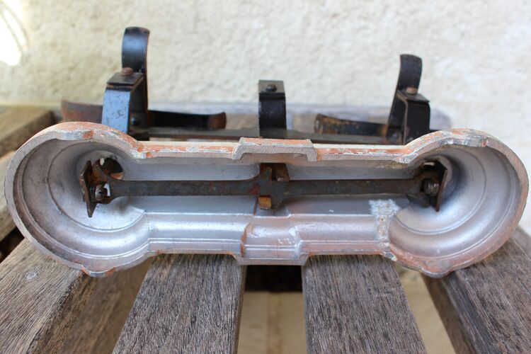 Old scale in patinated cast iron