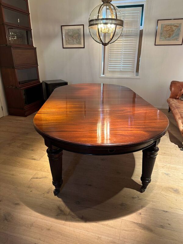 Très grande table à manger ancienne