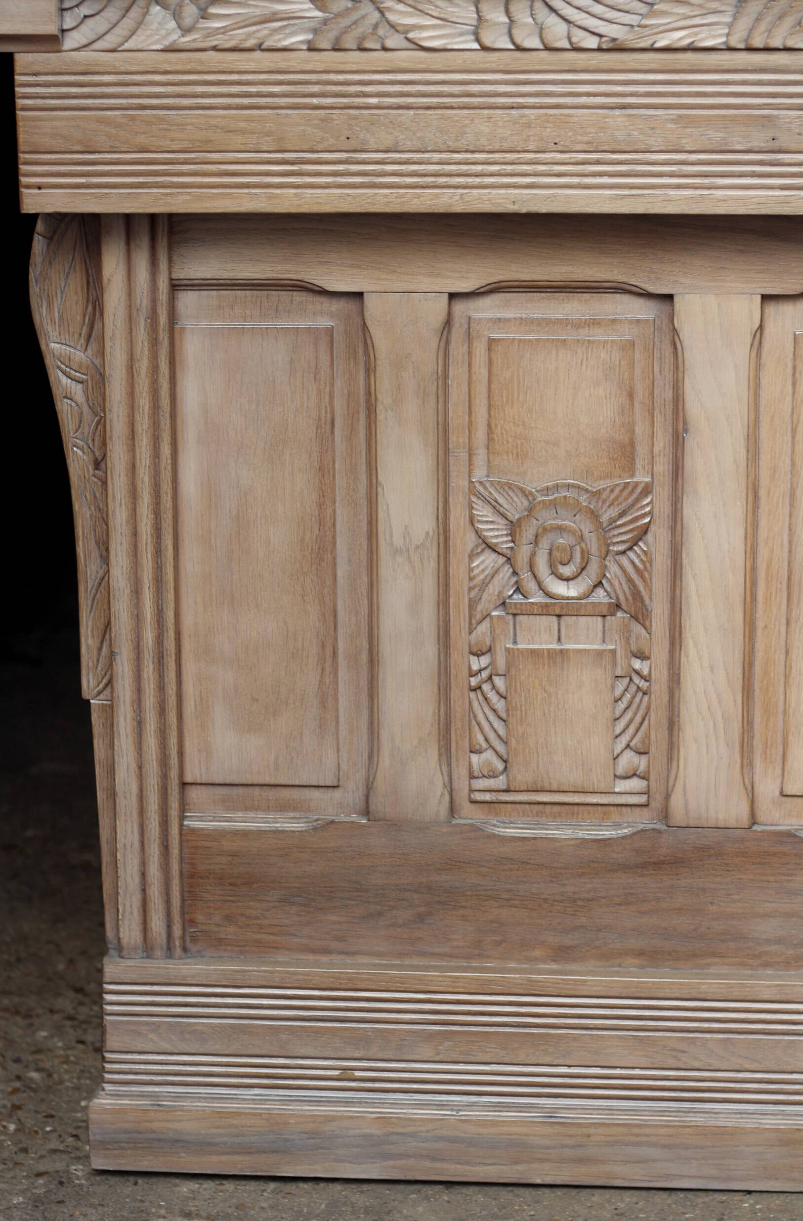 Beautiful shop counter in solid oak, Art Deco style. Very good condition.