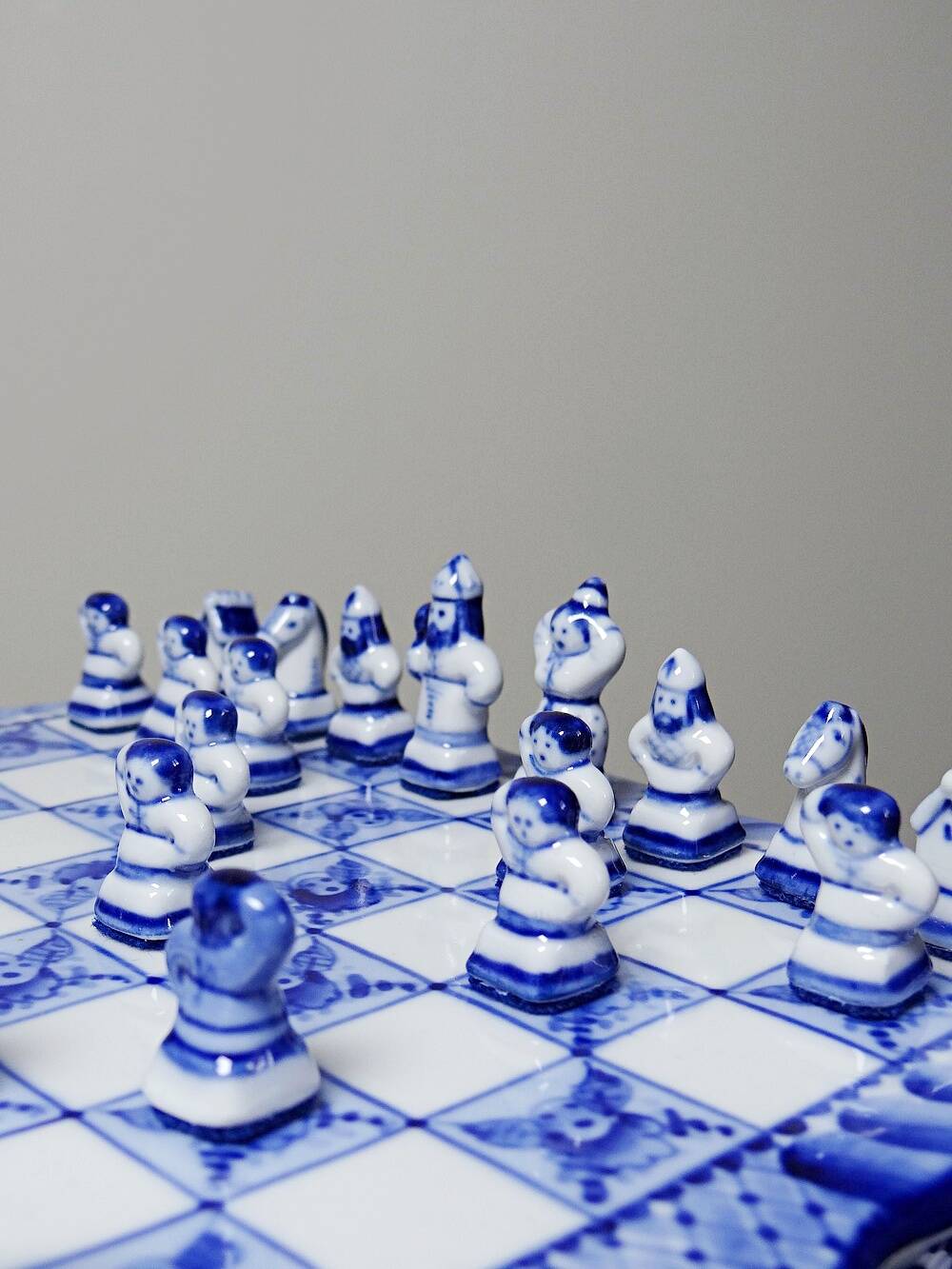 Rare et unique échiquier de voyage en porcelaine de Gzhel signé Yuri Garanin