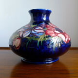 Vase signed Walter Moorcroft cobalt anemone pattern, 1953