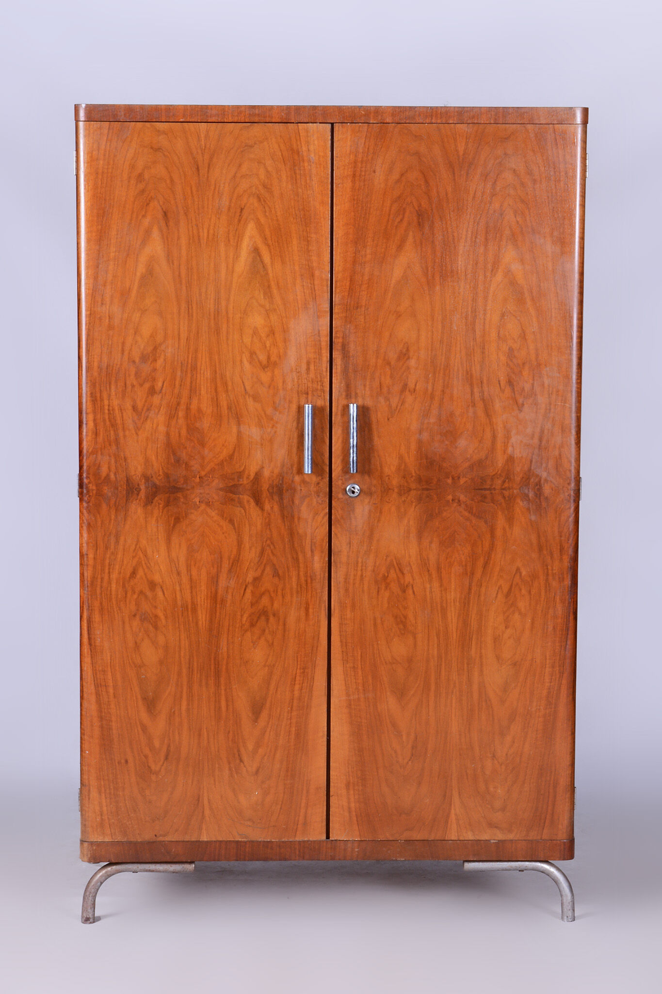 Garde-robe Bauhaus en noyer fabriquée en Tchéquie par Robert Slezak, 1930-1939