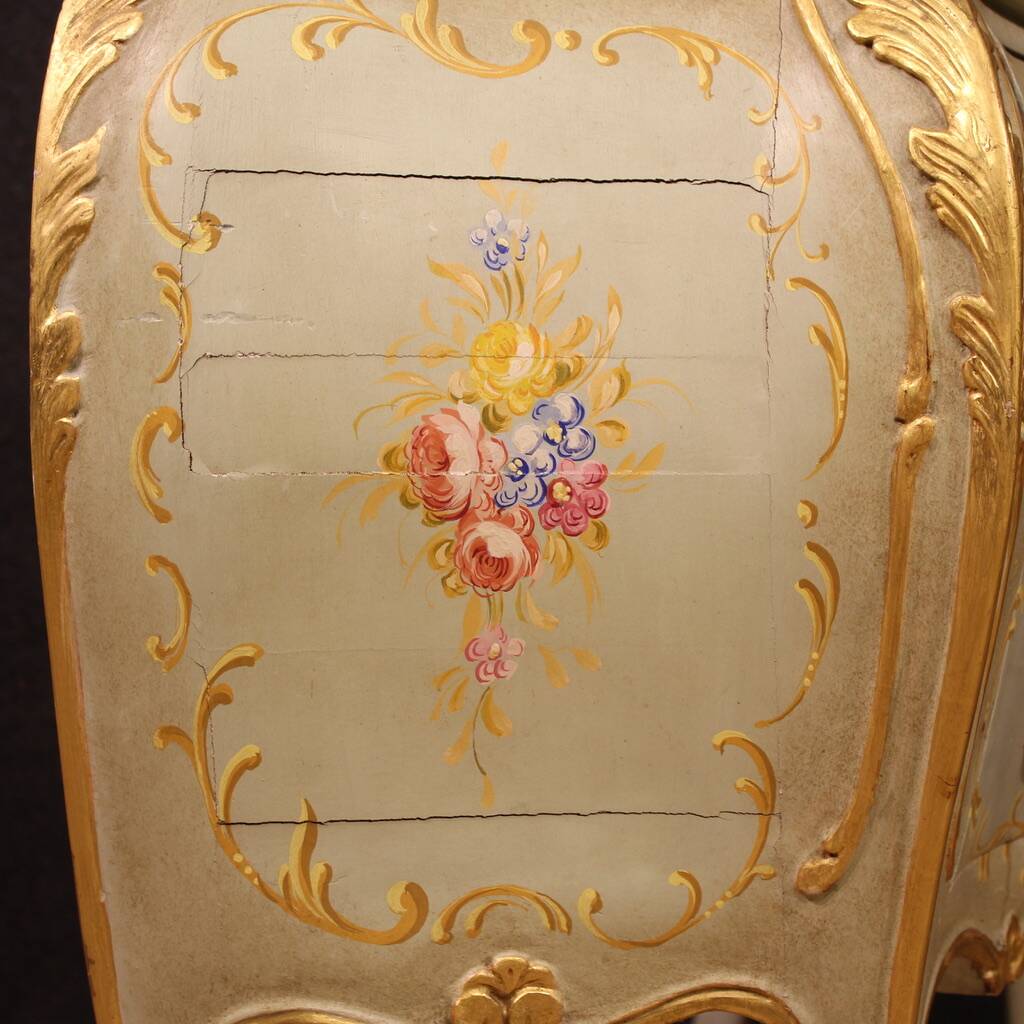 Commode vénitienne laquée, peinte et dorée du XXe siècle