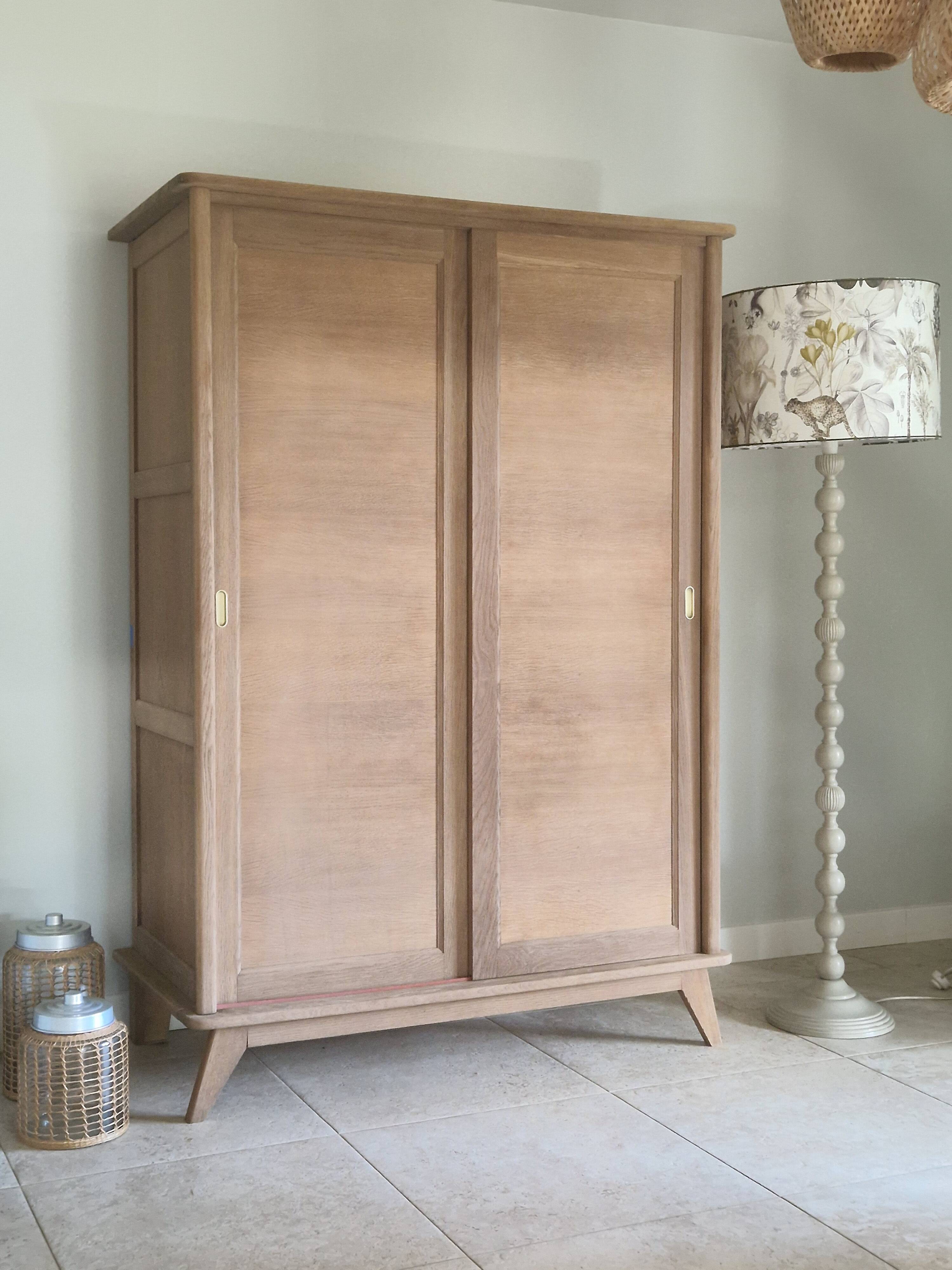 armoire vintage