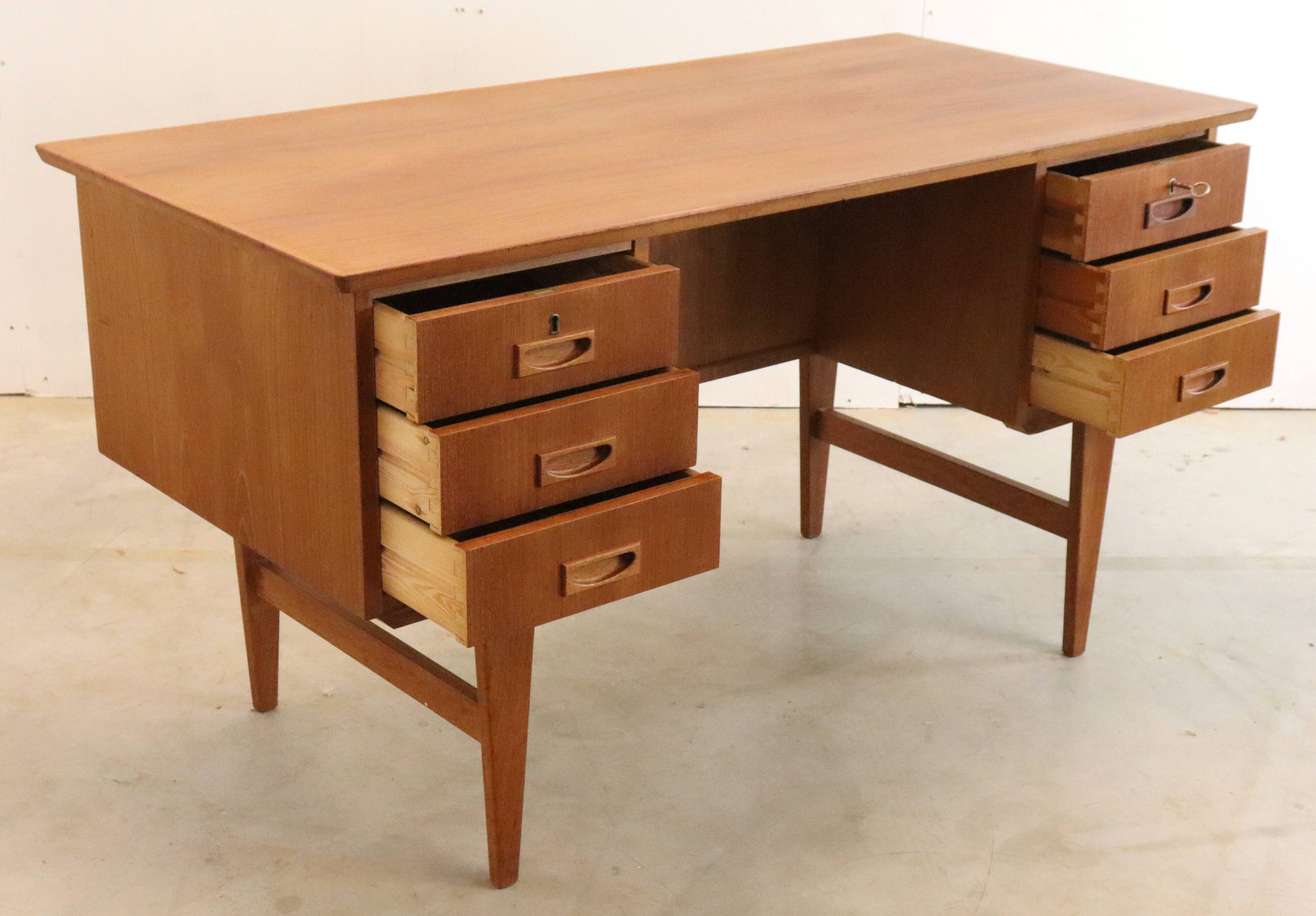 Deens bureau 'Haurvig' - teak mid century