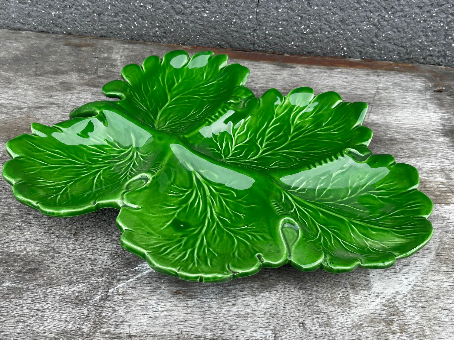 Green Ceramic Hors d'Oeuvres Dish in Leaf Shape, Art Deco Period