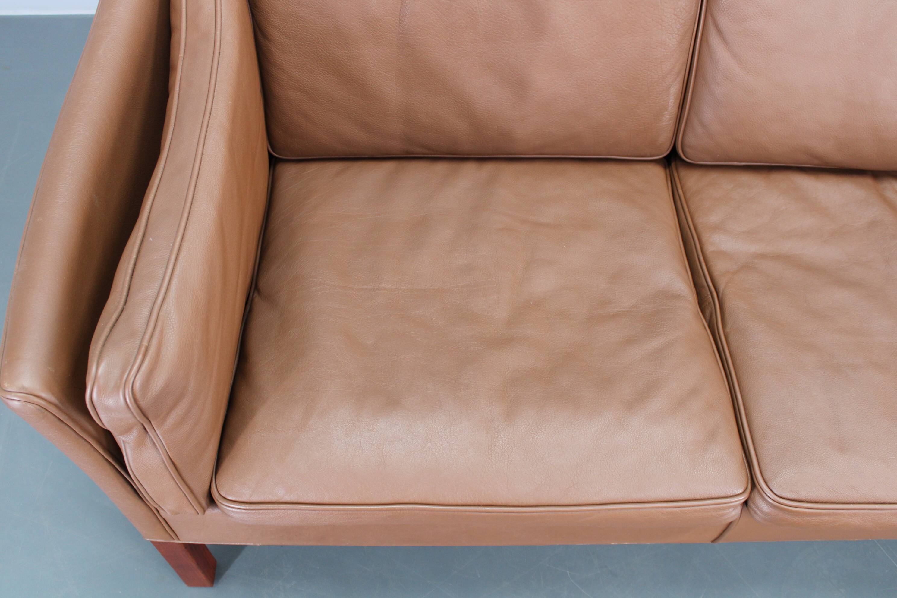 Canapé 3 places danois des années 1970 en cuir marron avec structure en hêtre