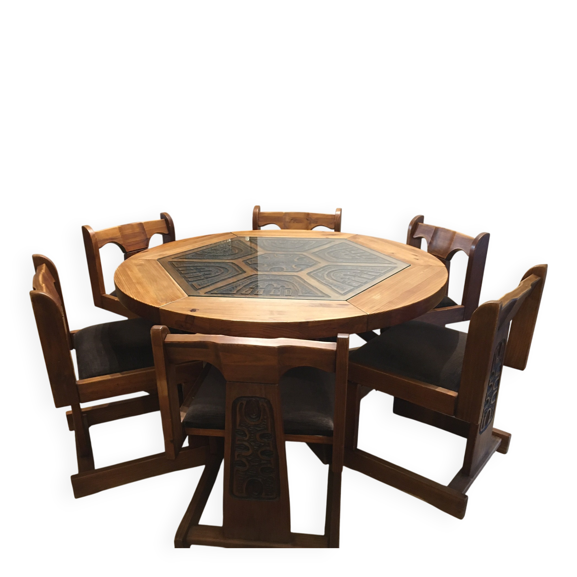 Round dining tables + chairs
