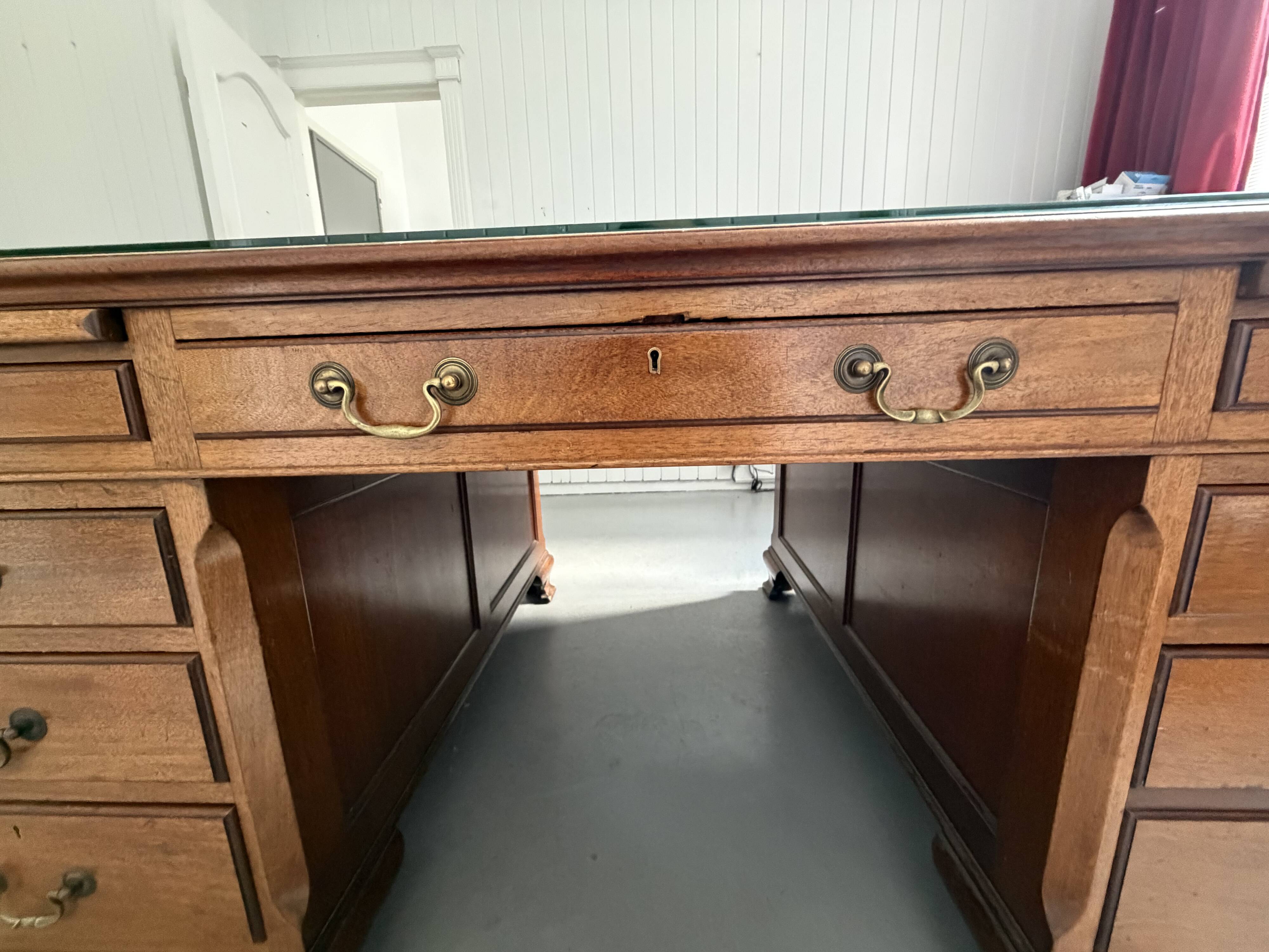 Bureau de ministre double face