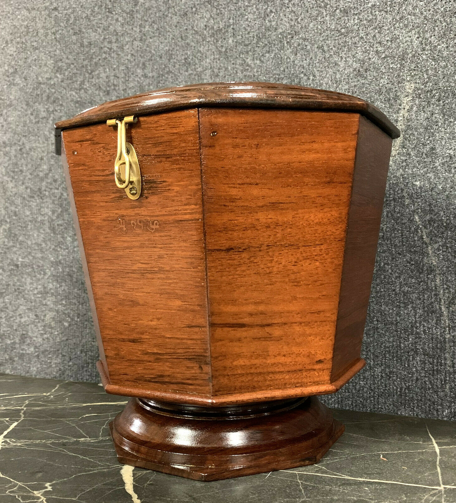 Asia 19th: Rare precious wooden tea box and stamped marquetry