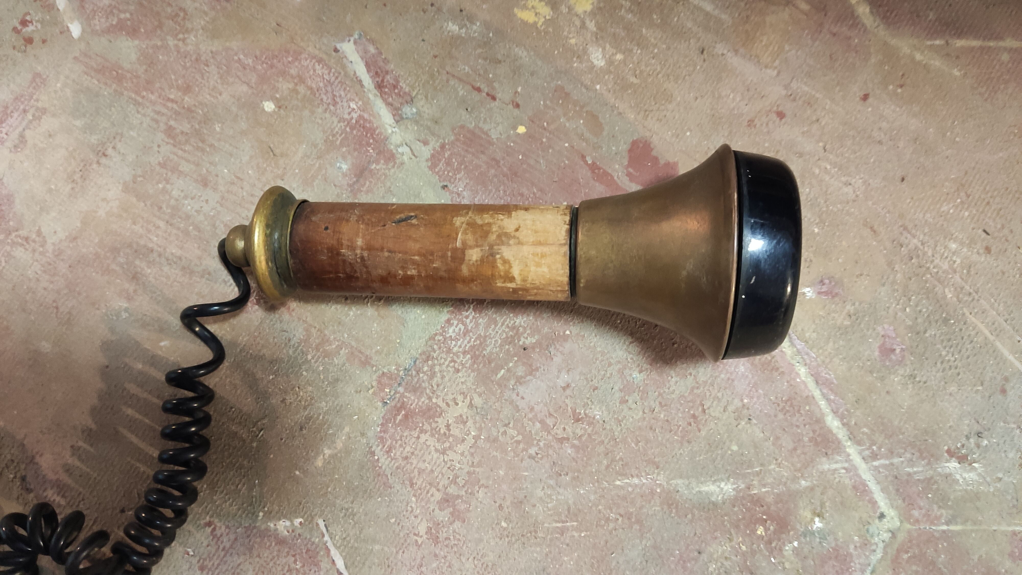Téléphone décoratif en bois et laiton
