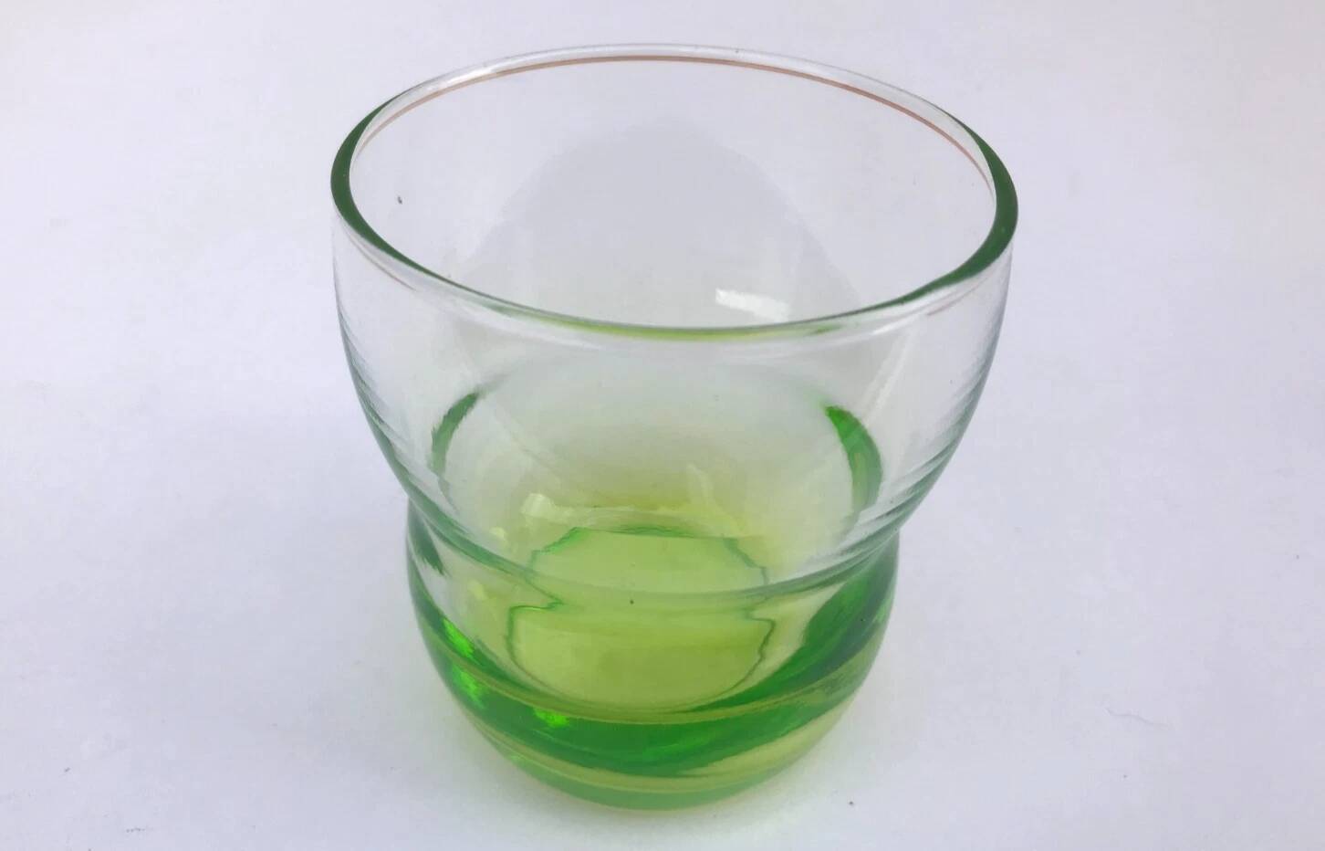 2 verres anciens  Verre coloré transparent