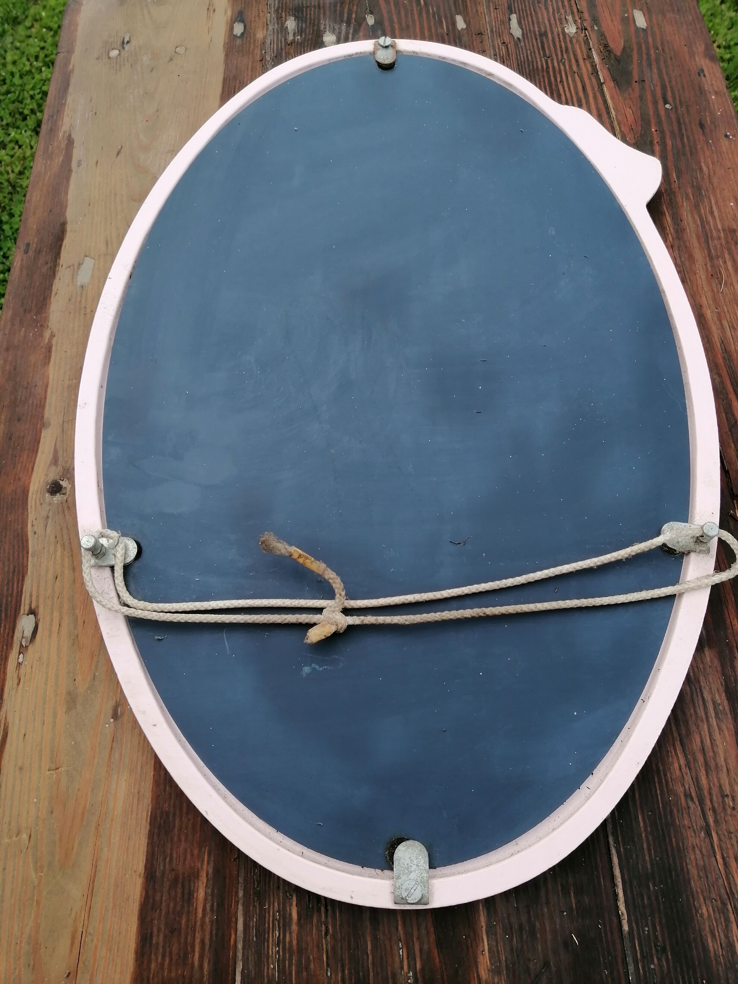 Oval mirror in pink cast iron layette