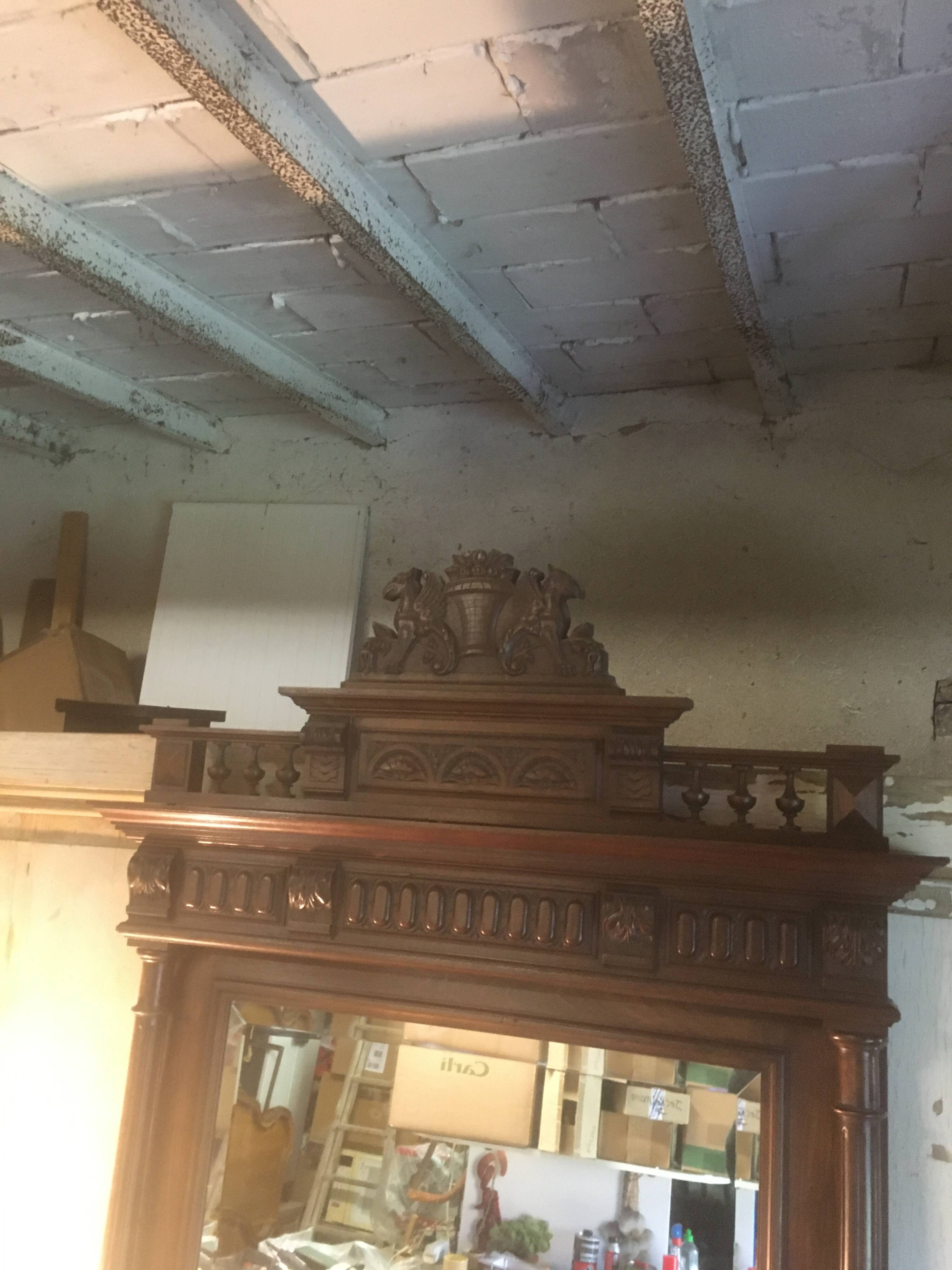 Miroir biseauté de style Henri ii en noyer