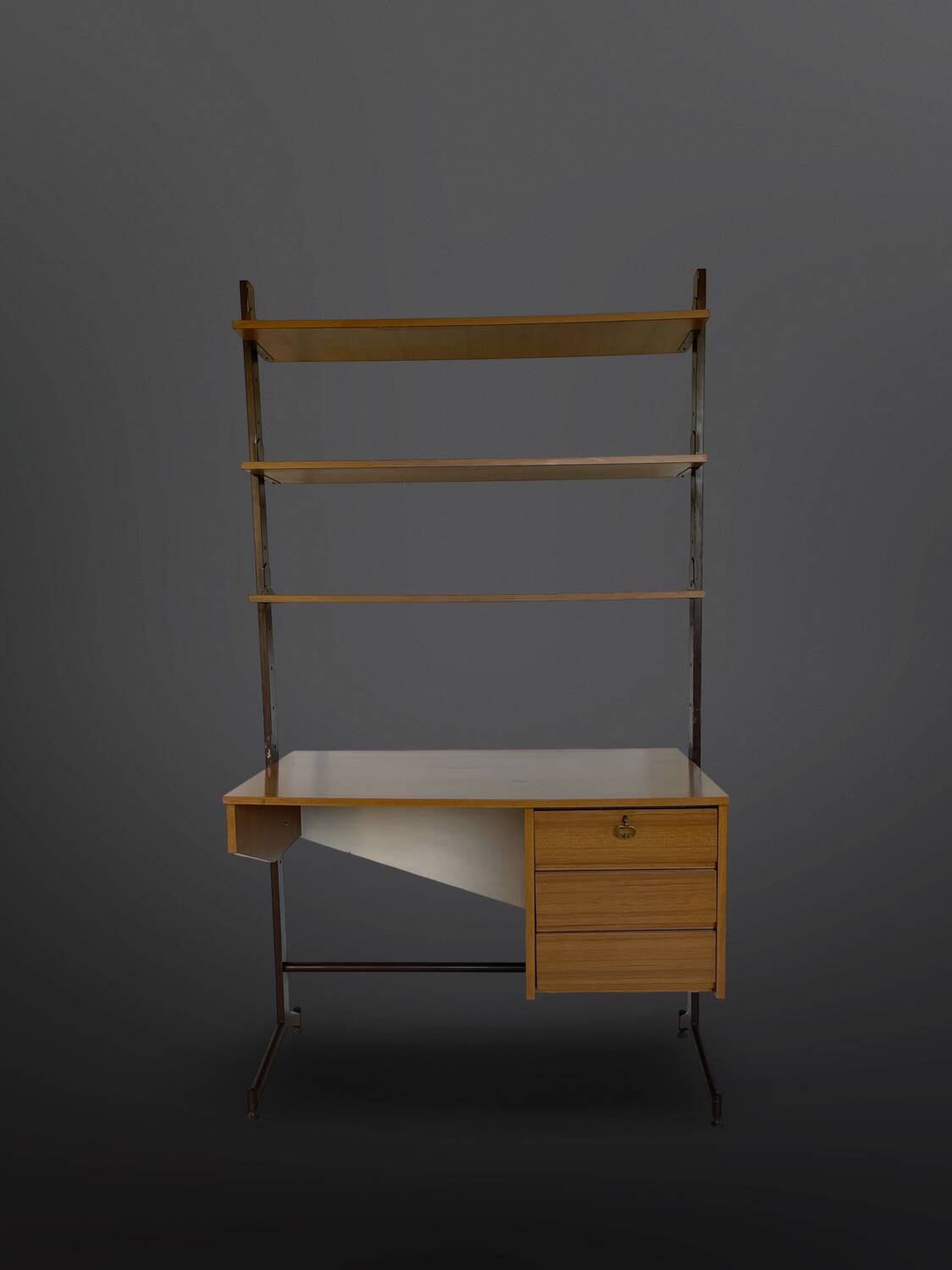 Bibliothèque italienne du milieu du siècle avec bureau.