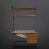 Bibliothèque italienne du milieu du siècle avec bureau.