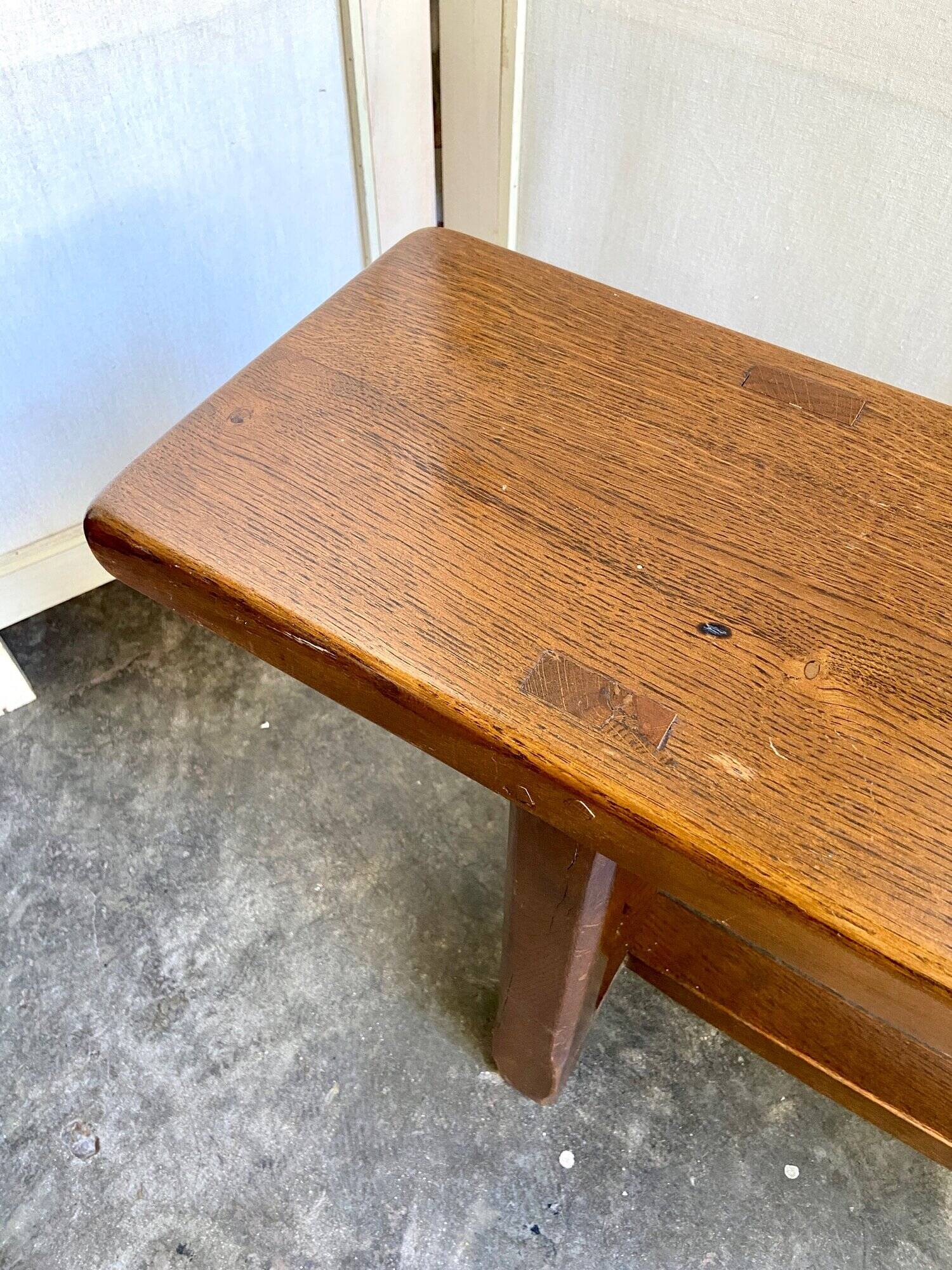 Banc en bois foncé