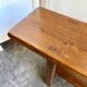 Banc en bois foncé