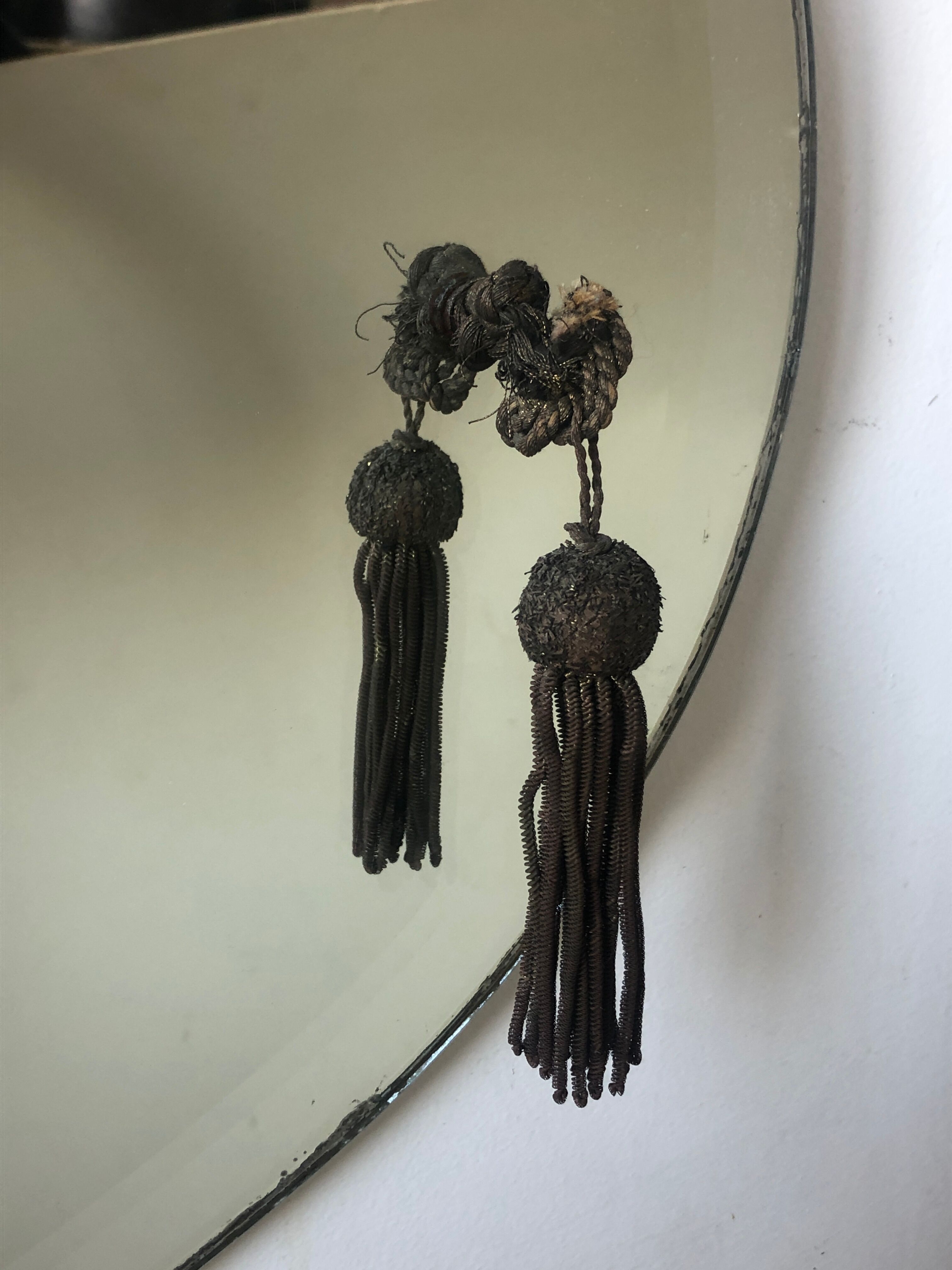 Oval mirror pompom and former link