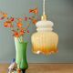 Suspension globe vintage en opaline blanche et ocre