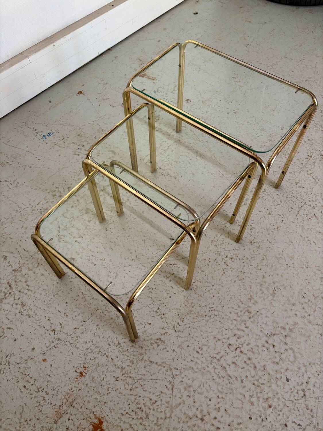Vintage nesting tables in brass and glass from the 70s – set of 3