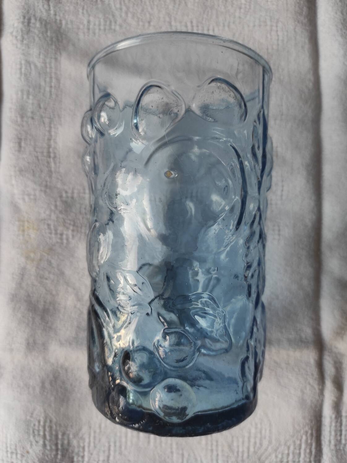Verre bleu avec décor en relief de fruits
