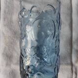 Verre bleu avec décor en relief de fruits