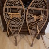 Paire de raquettes à neige ancienne en bois, cuir, et cordage en boyau naturel
