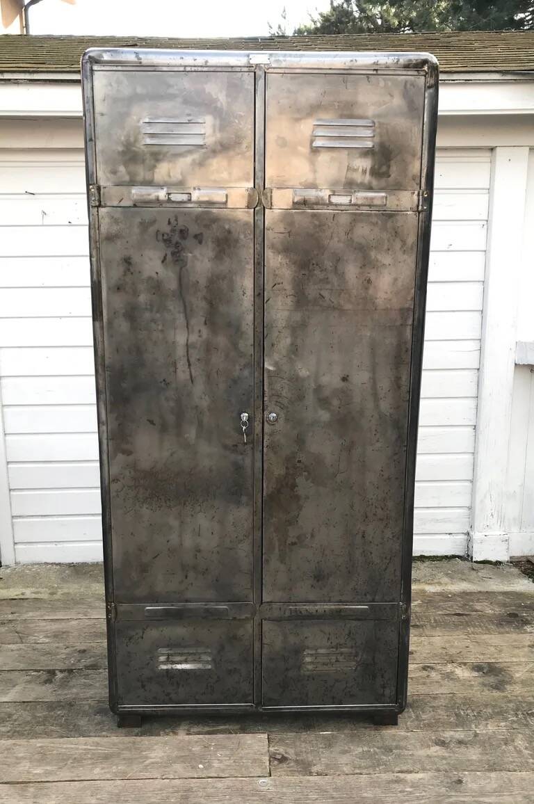 Two-door locker room with rounded edges