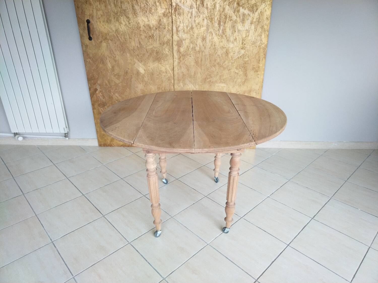Round walnut shutter table