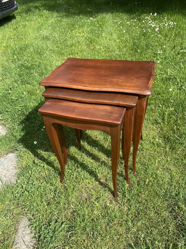 Trois tables gigognes de style Louis XV