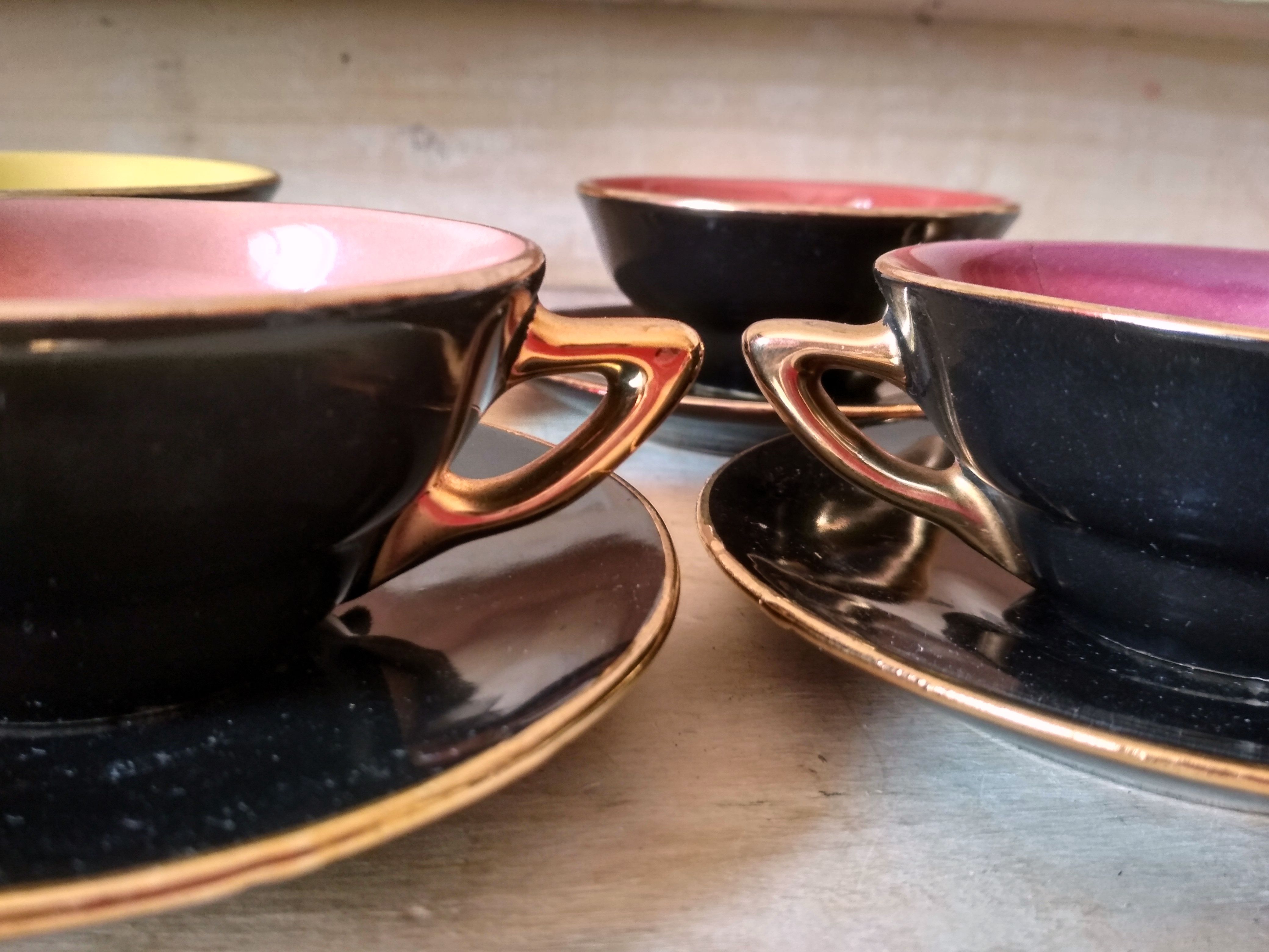 4 cups tea or coffee in the 1950s, color mugs, black and Golden NET