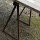 Table en bois brut pitchpin avec ses 2 tréteaux en métal