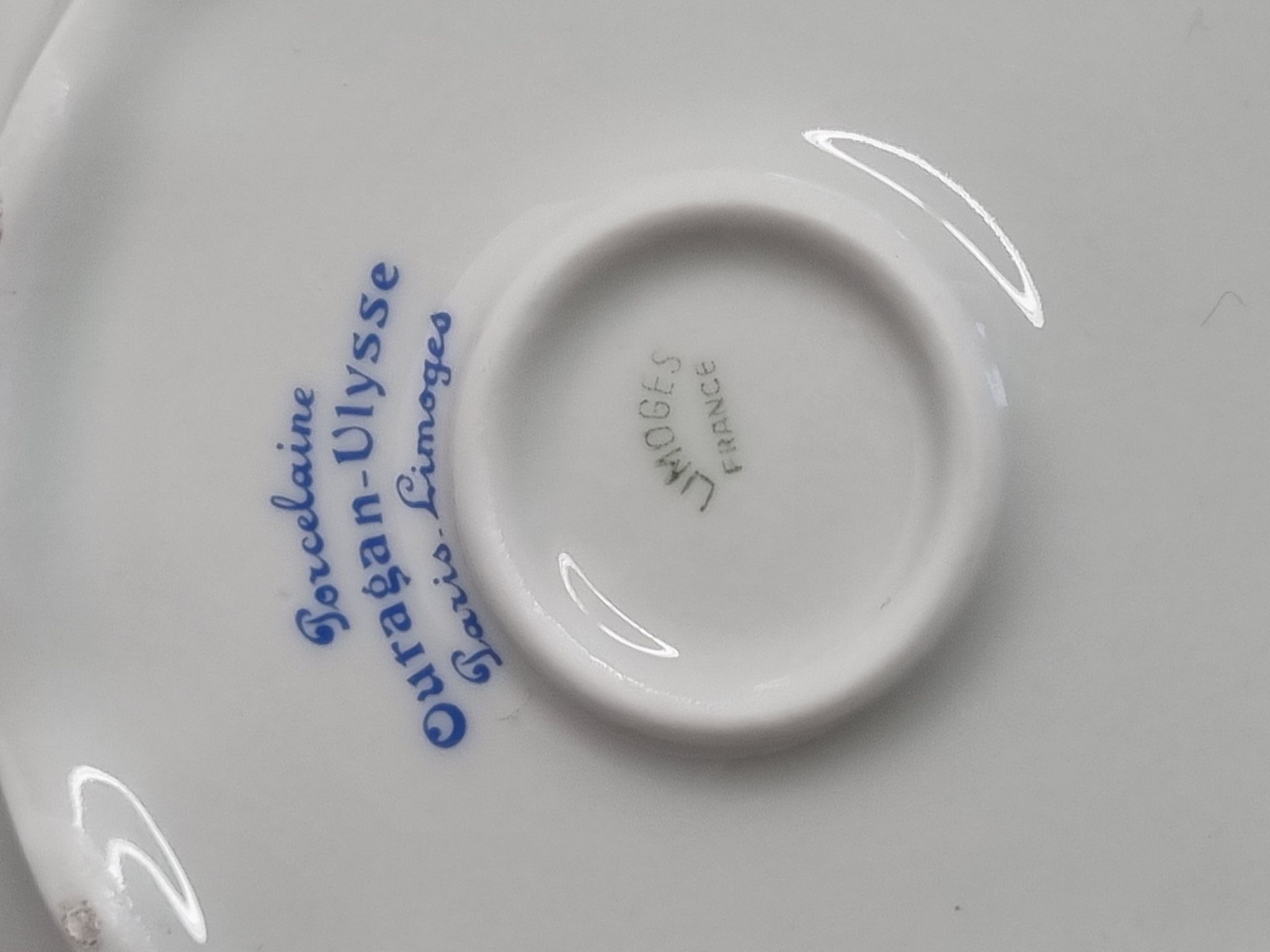 Bonbonnière en porcelaine à décor de paon, 18 cm