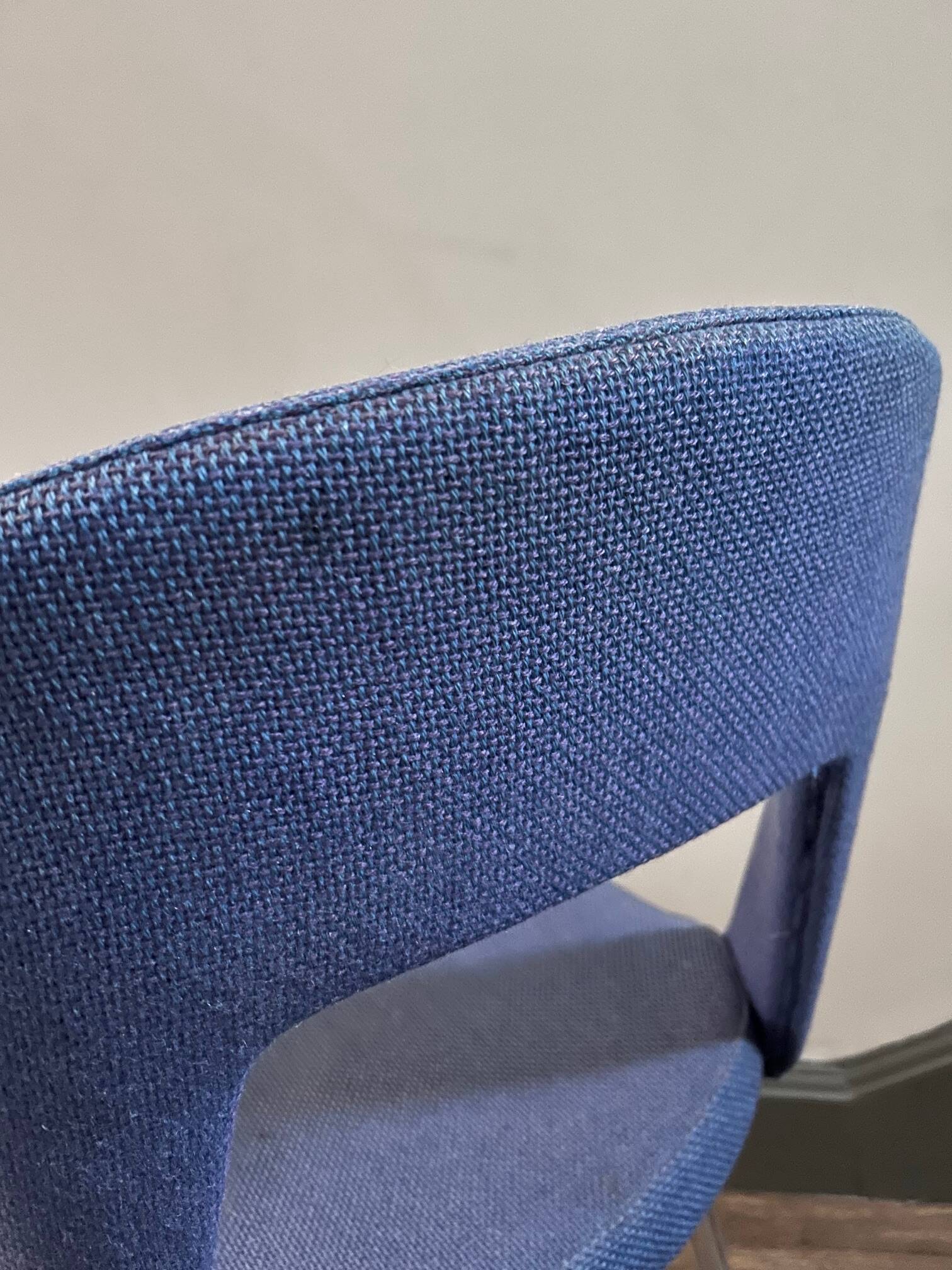 Chaise en lainage bleu 1970