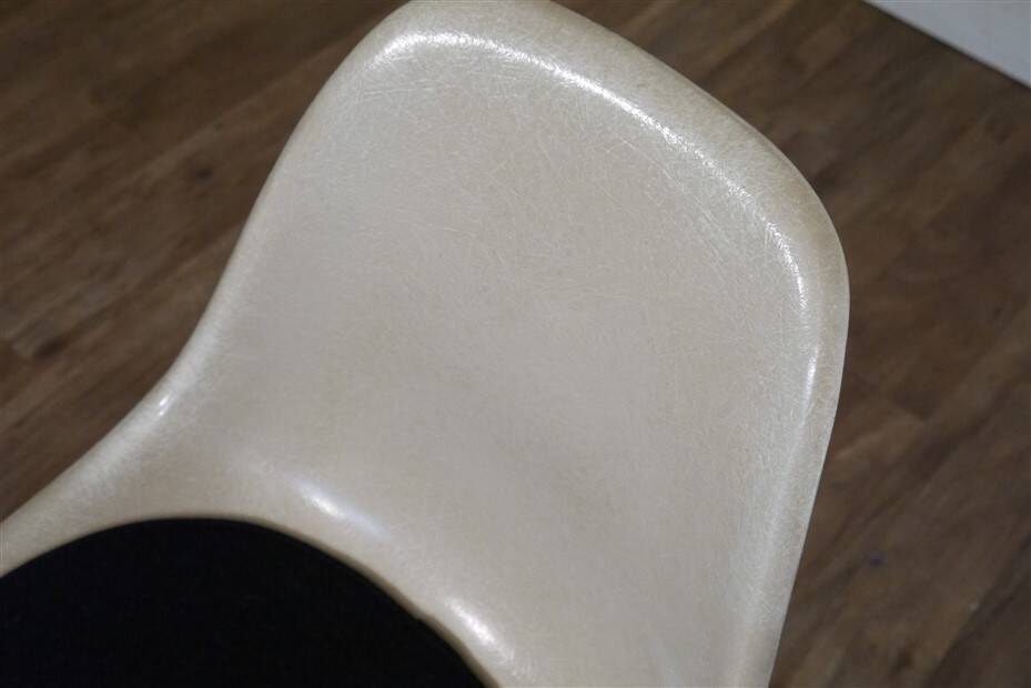 Dsw fiberglass chair Eames design 1960