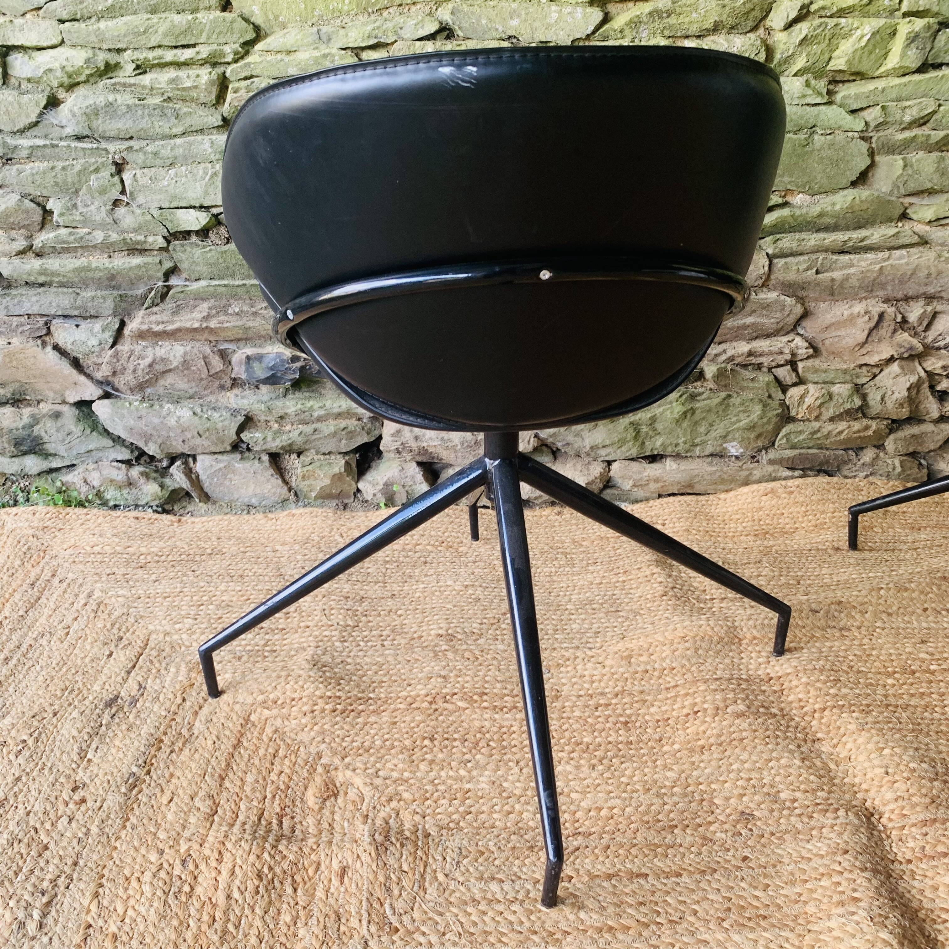 Paire de fauteuils pivotants modernistes en cuir noir
