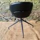 Paire de fauteuils pivotants modernistes en cuir noir