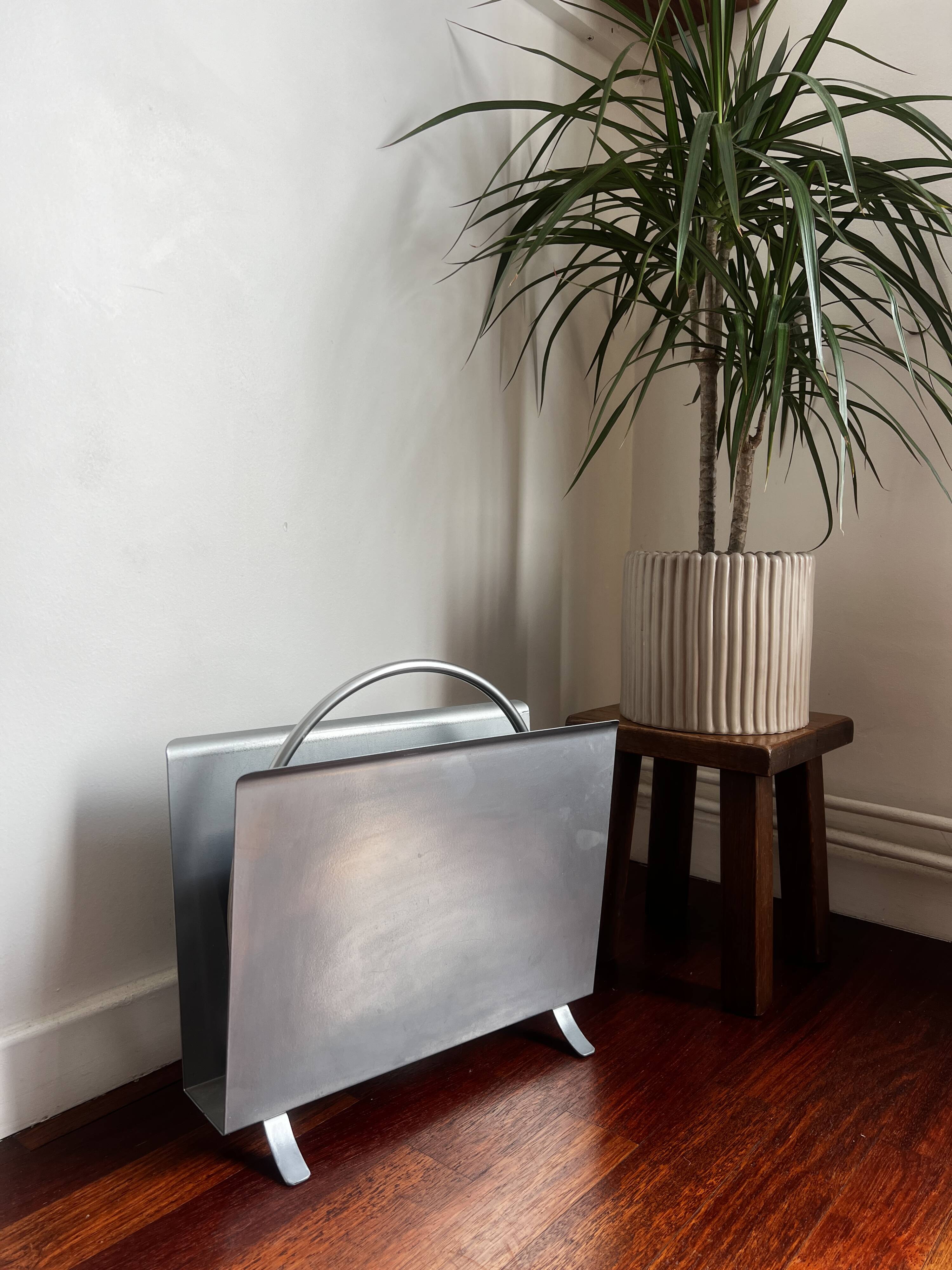 Designer magazine rack by W.H. Gispen - modernist metal / Bauhaus