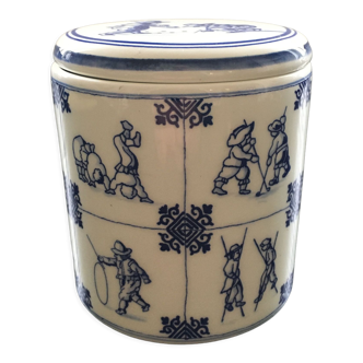 Delft porcelain pot