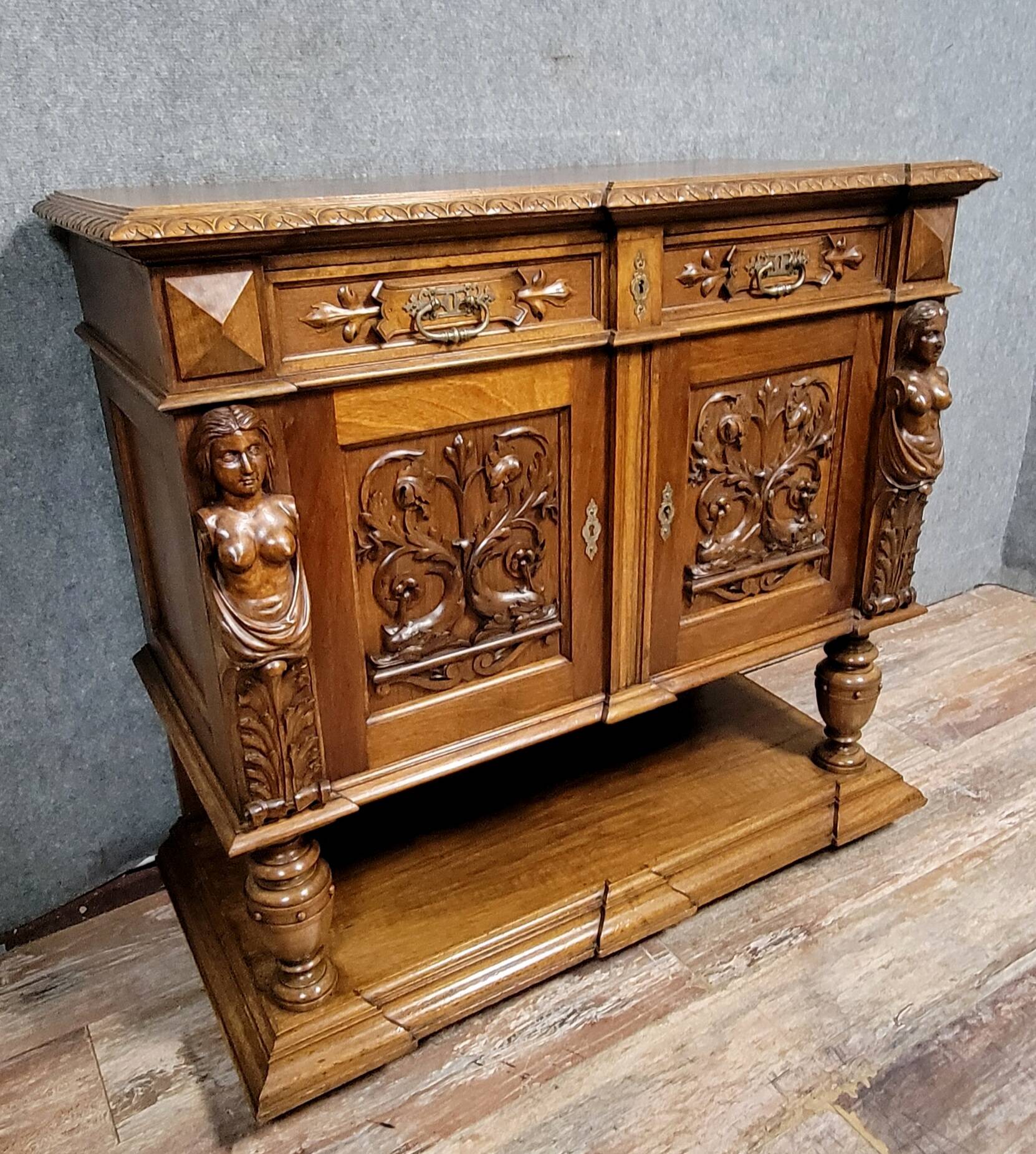 Meuble d’appui Style Renaissance en noyer a fonction dissimulée